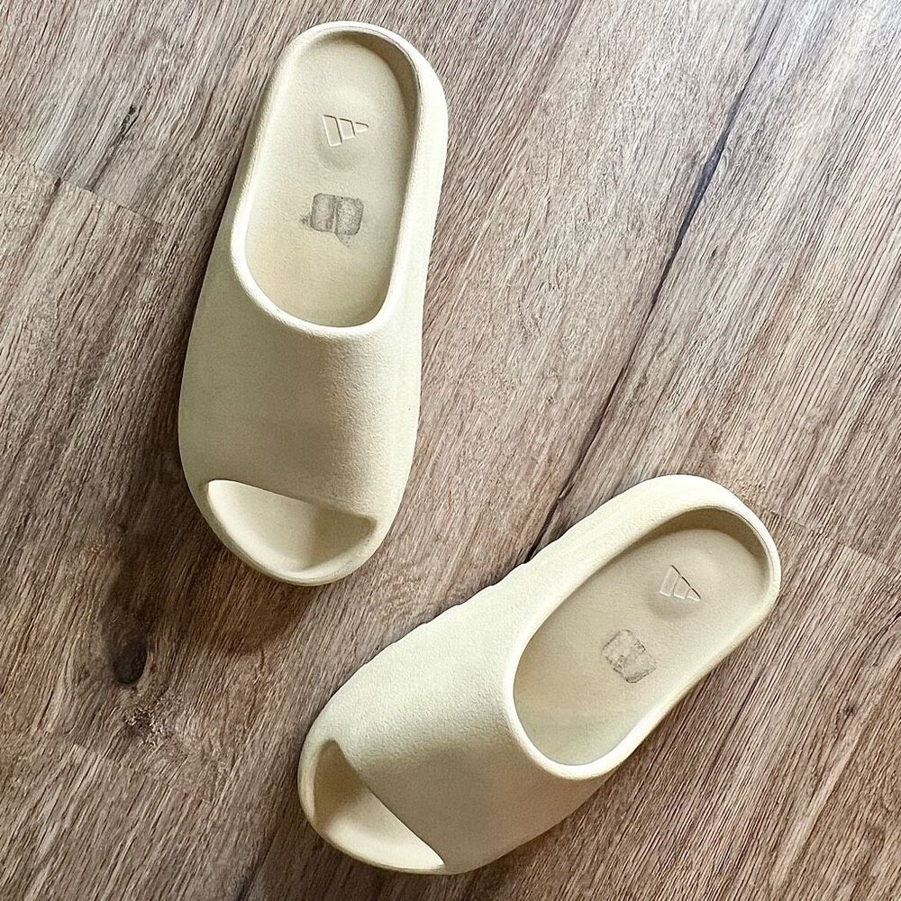 Adidas YEEZY Slide Slippers Mens US Size 9 Cream Kanye West